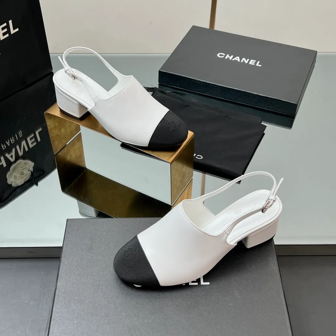 👟👟Ex-factory price 580👟👟 Top quality! Chanel Xiaoxiang 25C early spring new product, thick-heeled cap-toe sandals and back-strap single shoes. Grandma Xiang’s always elegant and ladylike temperament, full of high-end sense, very nice on the feet ~ French style, really beautiful to the top of my heart! An elegant and romantic fairy should be like this! The minimalist color scheme is deeply rooted in people's hearts~ It goes well with either skirts or casual wear! Whether worn barefoot or paired with skirts or trousers, it is very versatile! Incomparably beautiful! Special fairy ✔ Check out the details of my house and take real photos. Fabric: Sheepskin ➕ Grosgrain. Inner pads: all silk sheepskin. Outsole: cowhide outsole imported from Italy. Heel height: 4.5cm. Size: 35-39 (40/41 customized). Comes with counter 🇮🇹 authentic packaging.